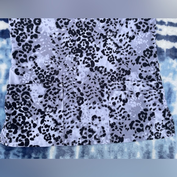 Strictly Scrubs Brand Animal Print Stretch V-Neck Nurse Medical Uniform Top XS - Picture 5 of 5